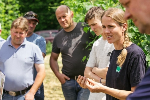 Bodenexpertin Michaela Braun zeigt Teilnehmern des Bodenpraktikers eine Bodenprobe